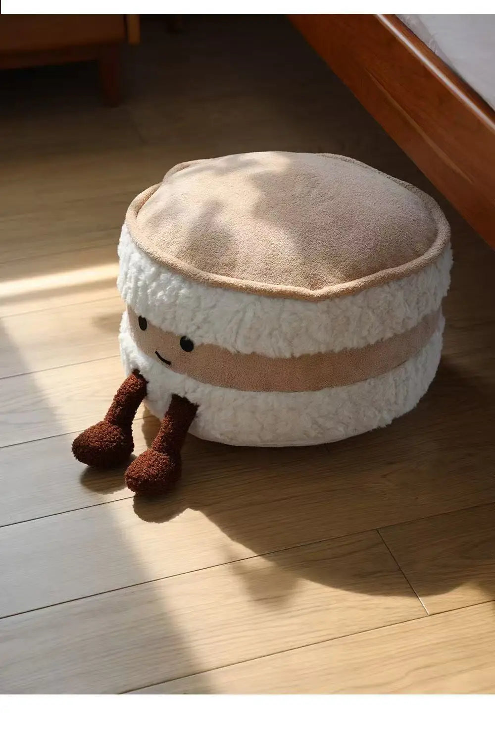 Cute bread, sitting on a pedestal, living room, tatami, futon, removable and washable footstool, shoe changing stool