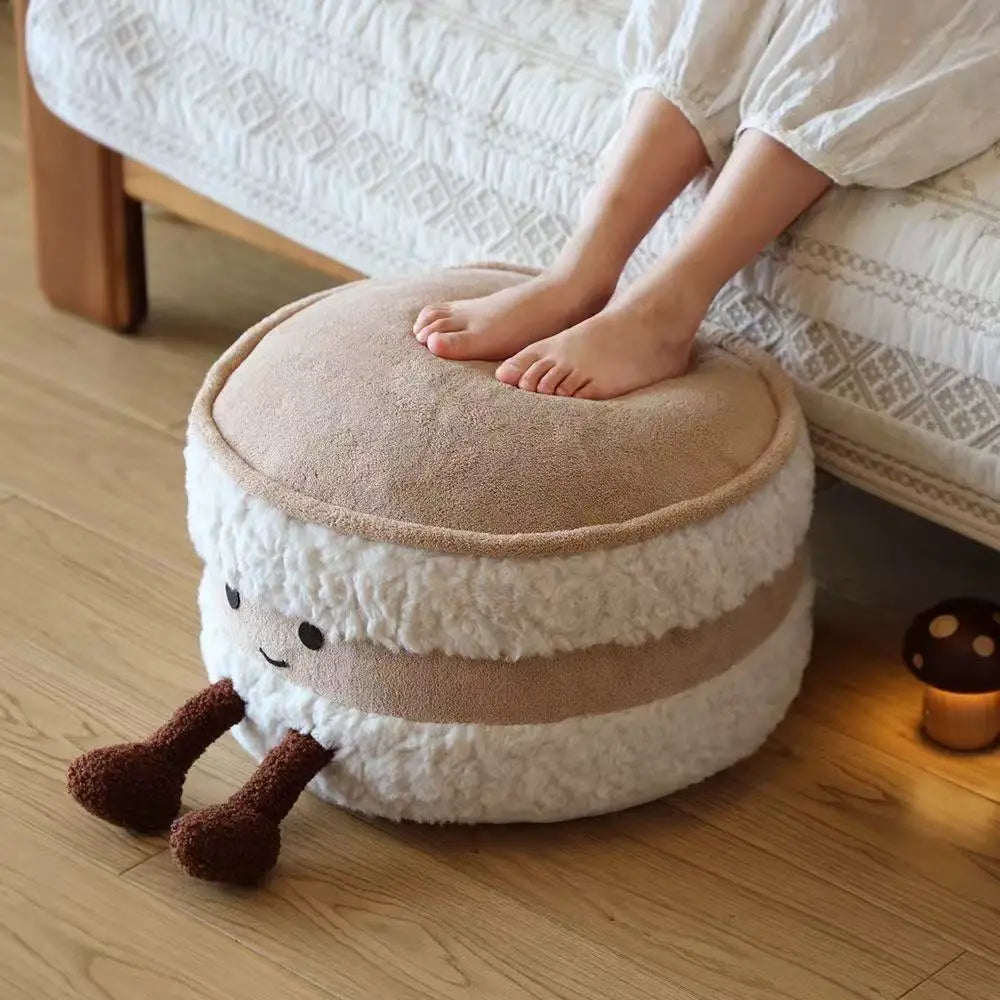 Cute bread, sitting on a pedestal, living room, tatami, futon, removable and washable footstool, shoe changing stool